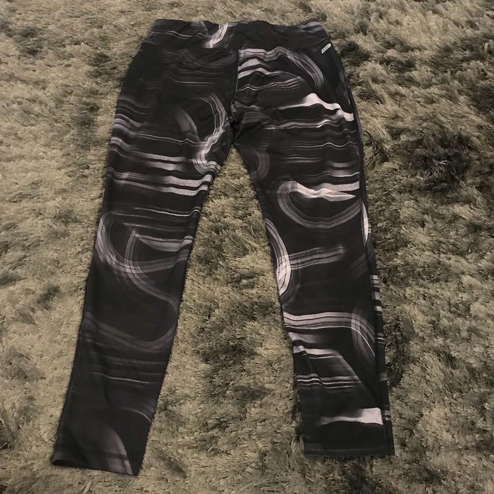 Athletic wear with hidden waistband pocket